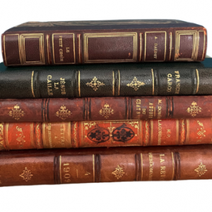 Livres de plusieurs épaisseur et tailles, effet cuir ancien et lettrage doré, couleurs marronées