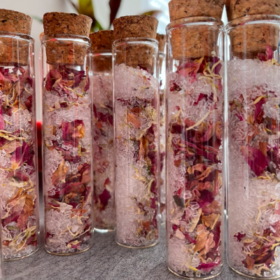 Sel de bain rose clair mélangé avec des pétales de fleurs dans les camaïeu de rose