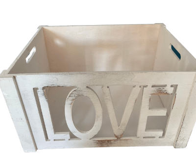 Boite en bois clair avec inscription love découpée dans le bois ce qui permet de voir le contenu de la boite