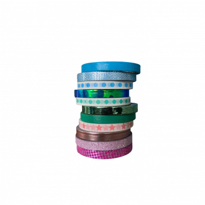 Plusieurs rouleaux de masking tapes de differents motifs et couleurs ( vert, bleu, rose )