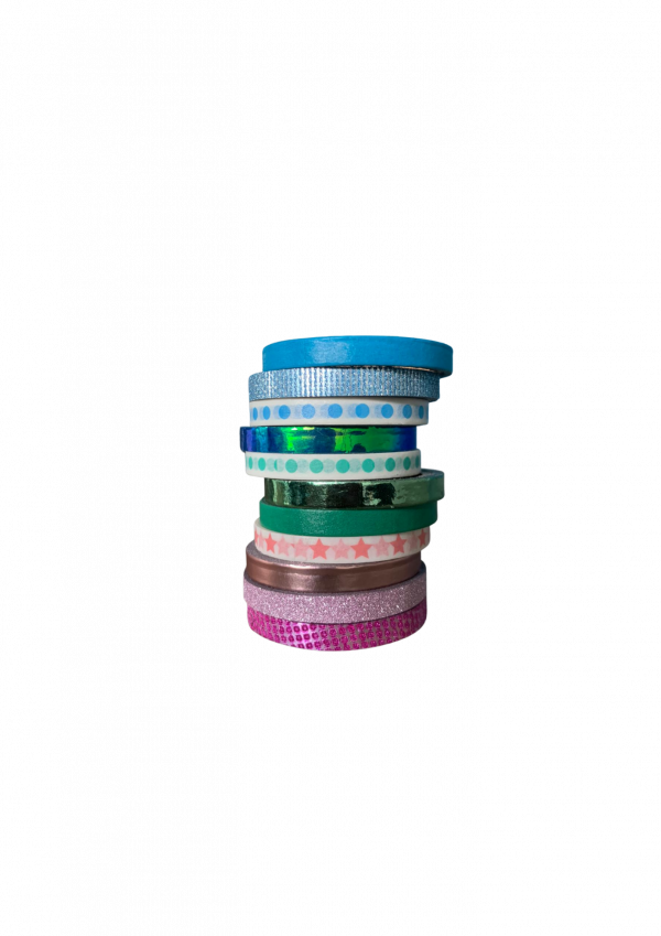 Plusieurs rouleaux de masking tapes de differents motifs et couleurs ( vert, bleu, rose )