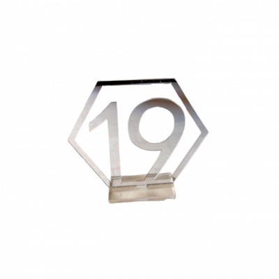 Numéro disposé sur un petit piédestal entouré par un hexagone. Le tout en argent.