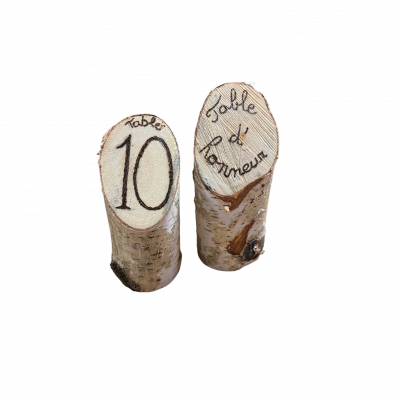Petit tronc en bois taillé en biseau avec gravé le numéro de place ou " Table d'honneur"