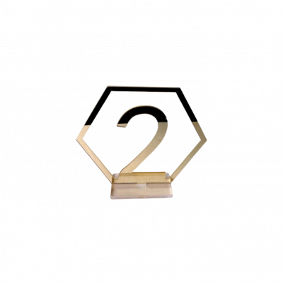 Chiffre à l'intérieur d'un hexagone sur un petit piédestal. Ensemble doré