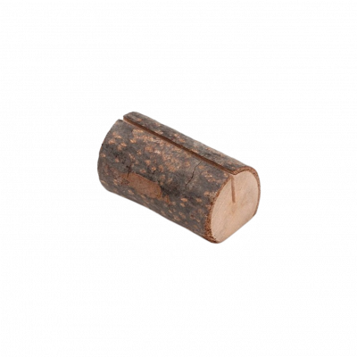 Petit tronc de bois penché entaillé pour glisser une carte