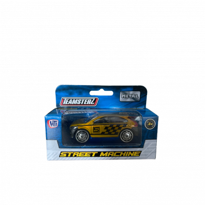 Petite voiture pour enfant emballée dans son carton. Voiture jaune et noire.